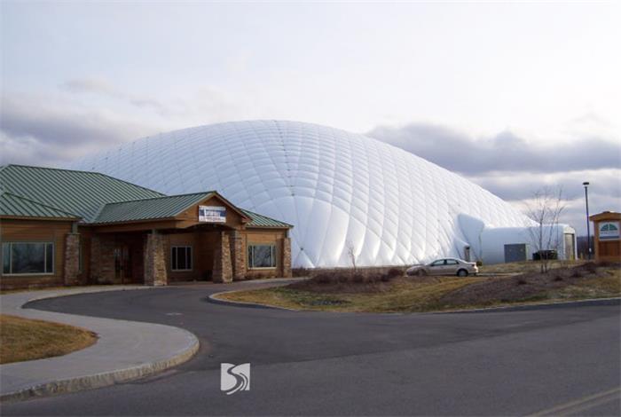 充气膜滑雪场与传统建筑相比有什么优势？